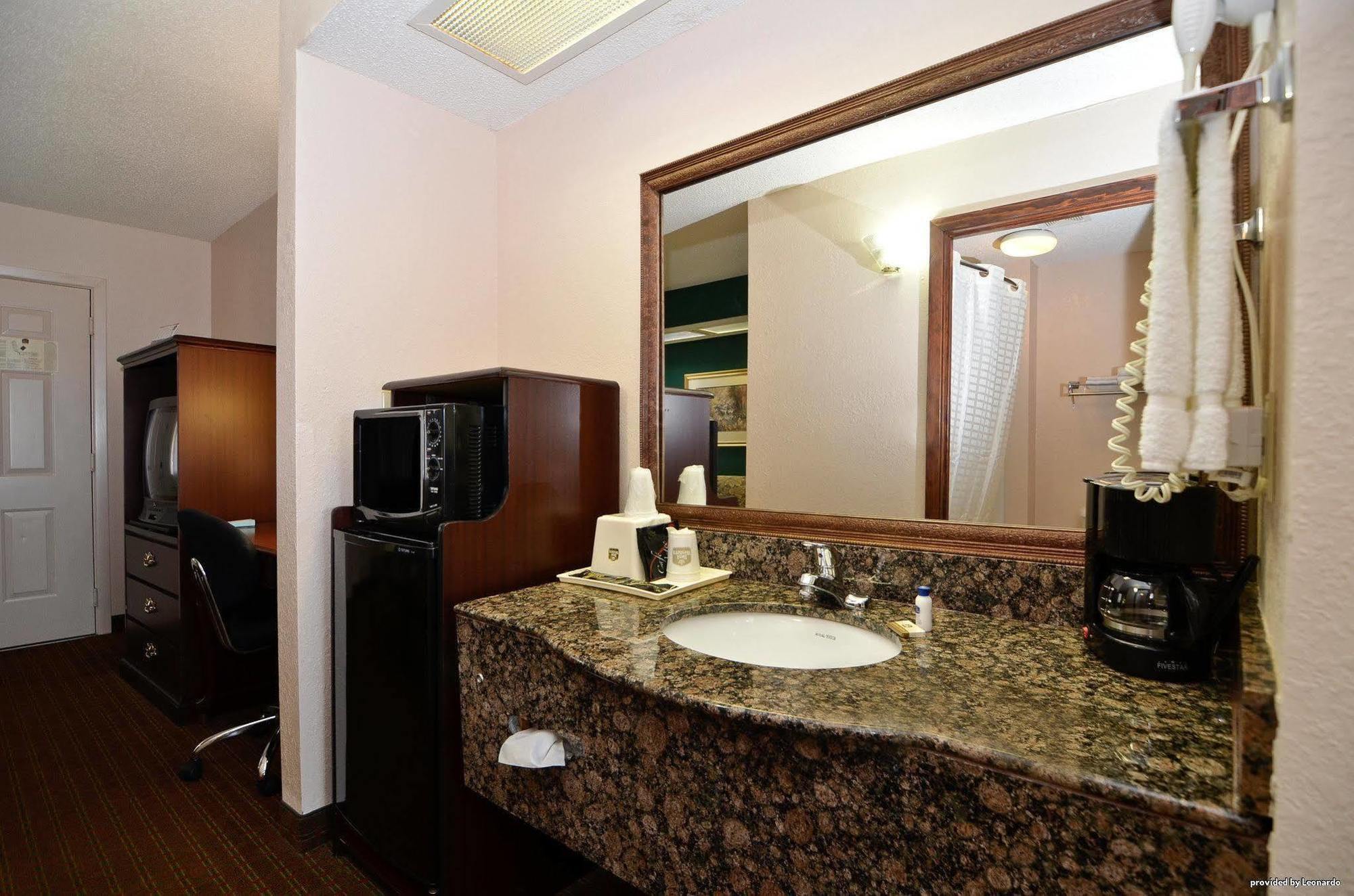 Red Roof Inn & Suites Jackson - Richland Eksteriør billede